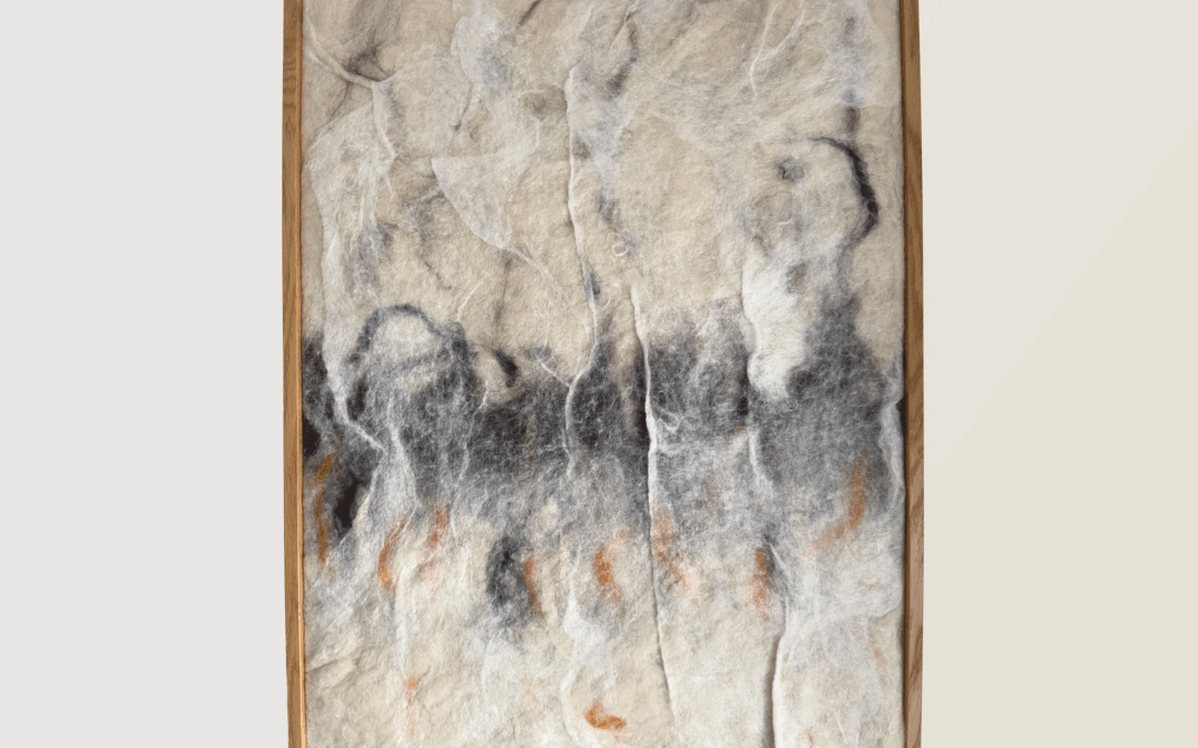 Vilt artpaneel met oranje, bruingrijs en zijdevlies