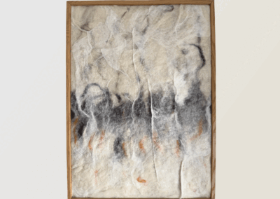 Vilt artpaneel met oranje, bruingrijs en zijdevlies