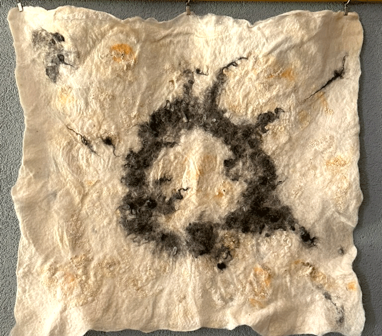 Doek met Cirkel met ongekamde schapenkrullen grijs