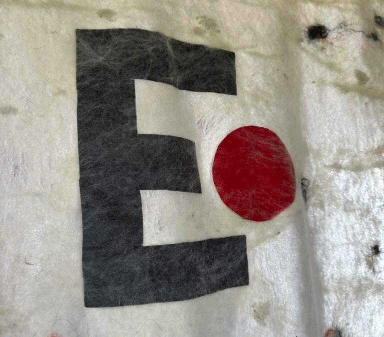 Voorbeeld Grafisch logo verwerken in vilt