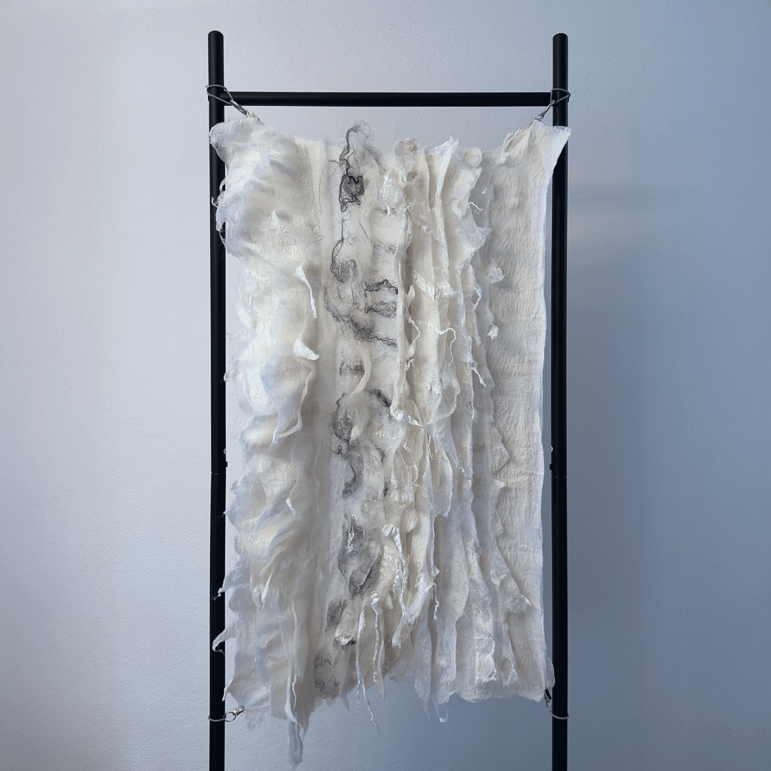 SKGVilt-nunovilt-extra-fijne-Merino-wol-op-zijde-wit-met-zwarte-bananenvezel