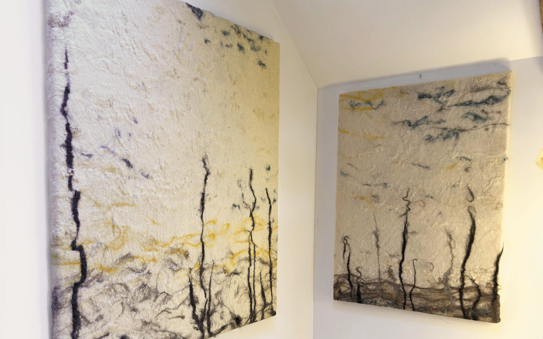 Vilt artpaneel met geel en blauw, serie: ‘Na de stilte’