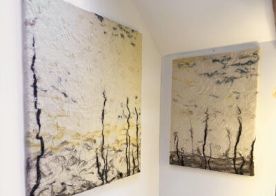 Vilt artpaneel met geel en blauw, serie: ‘Na de stilte’